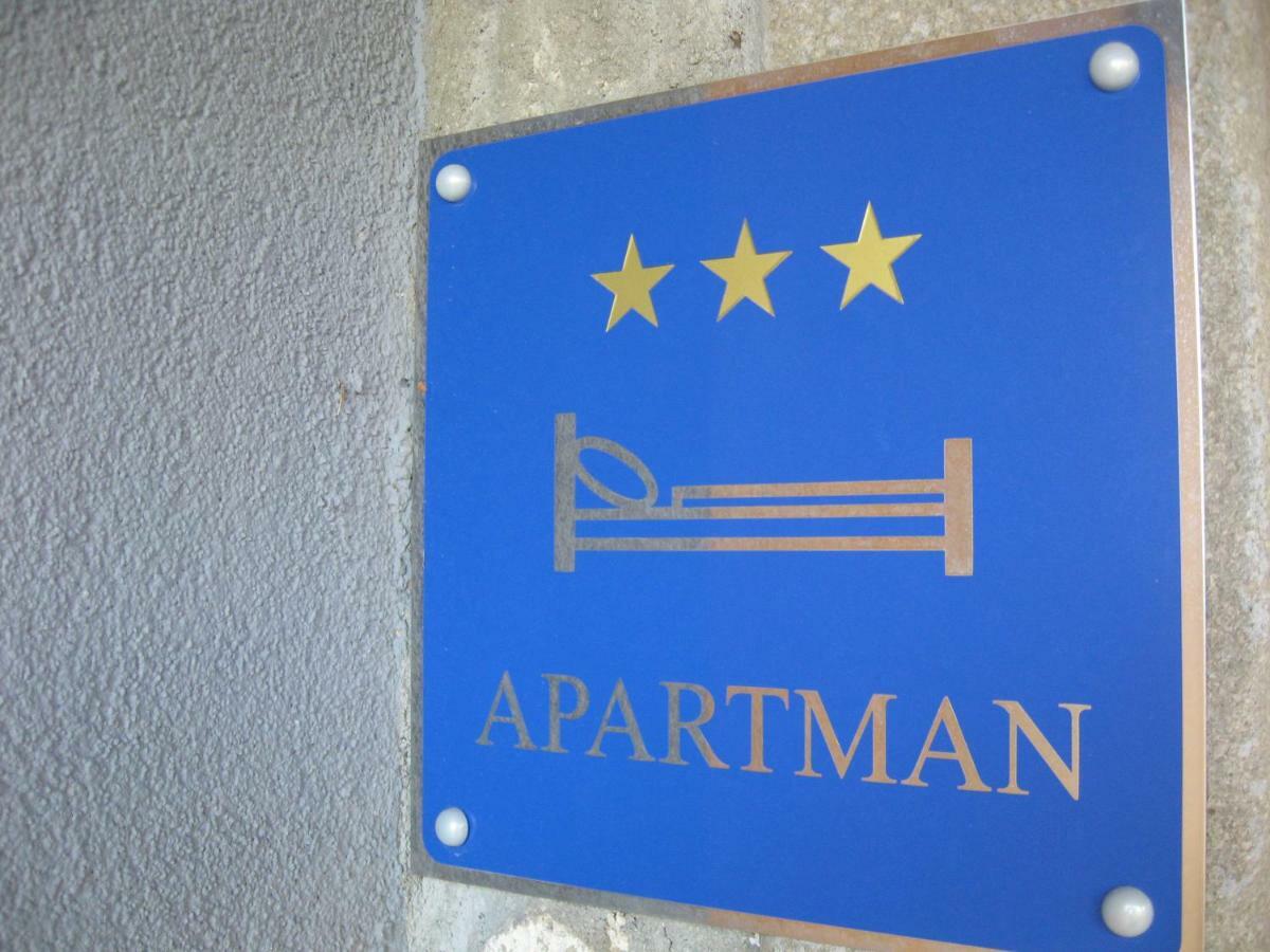 Apartamento Antonia & Arian Roč Exterior foto